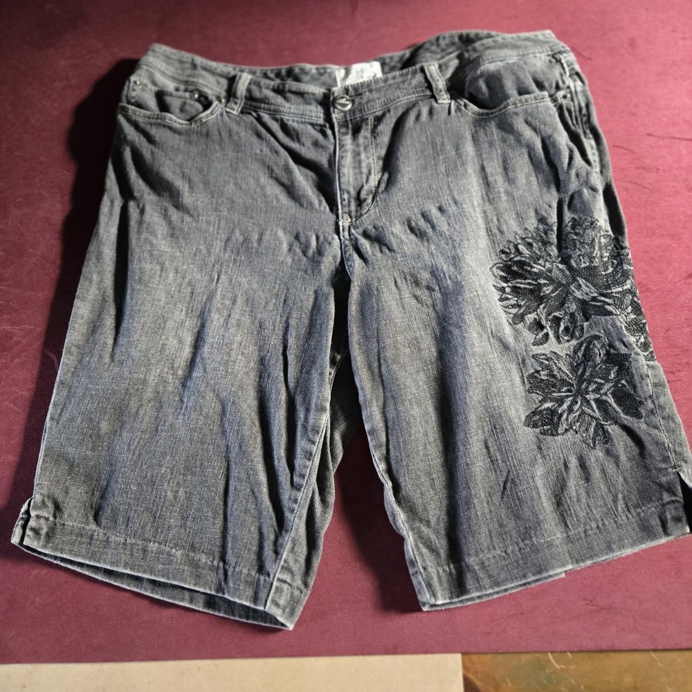 White House Black Market Blanc Black Floral Embroidered Denim Shorts Size 14